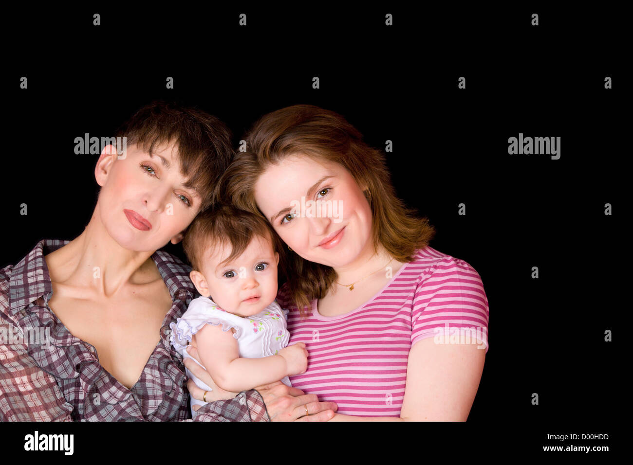 Portrait de famille de trois générations sur fond sombre Banque D'Images