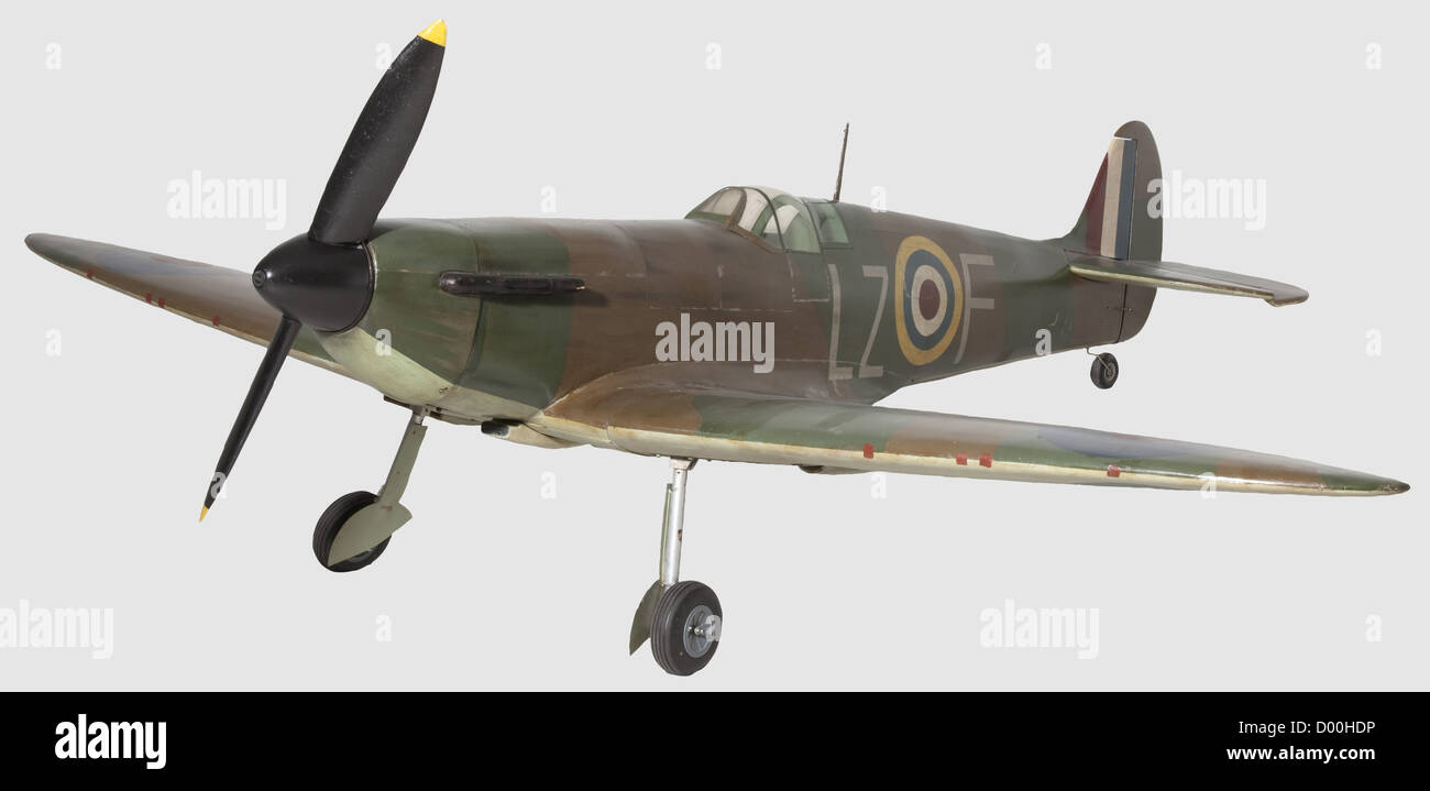 Supermarine Spitfire 'Mk.2', MODÈLE de l'échelle de vol de la période de la bataille d'Angleterre 'Spitfire' LZ - F, le cadre d'air balsa a fini dans les marques de Royal Air Force de l'époque avec camouflage, surfaces de contrôle de vol pleinement en fonctionnement, le sous-chariot rétractable avec roues en caoutchouc actuellement fixées en position 'de 'Dout', avec une hélice à deux lames, 244 cm. Sans moteur,historique,historique,20th Century,objet,objets,photos,clipping,coupures,découpes,découpes,miniatures,miniature,mini,modélisation,modeler,jouets,jouets,a,droits additionnels-Clearences-non disponible Banque D'Images