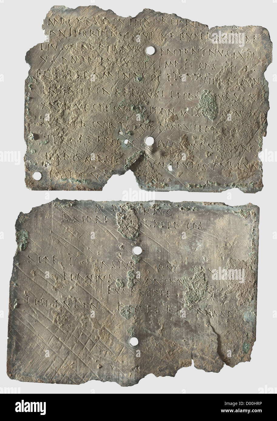 Un diplôme militaire pour cavalryman, du règne d'Antoninus Pie, daté du 146 AD.Bronze avec patine verdâtre.comprimés rectangulaires avec inscription gravée des deux côtés,deux trous percés au centre,fil de liaison et sceau manquant.légèrement gauchis,bords ébréchés,pertes.Dimensions 14.2 x 11 et 14.5 x 10.8 cm.diplôme d'octroi de la citoyenneté romaine délivré par Antoninus Pius en 146 AD pour la province Dacia Inferior.le bénéficiaire était un cavalier nommé Thiampo, fils de Dexaus,a Bessus,qui a conclu sa carrière militaire de 25 ans dans l'Ala i Asturum et était wirde,Additional-Rights-Clearences-not available Banque D'Images