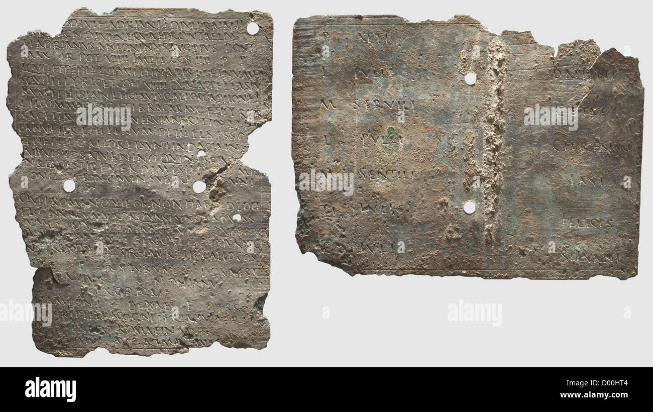 Un diplôme militaire pour cavalryman, du règne d'Antoninus Pie, daté du 146 AD.Bronze avec patine verdâtre.comprimés rectangulaires avec inscription gravée des deux côtés,deux trous percés au centre,fil de liaison et sceau manquant.légèrement gauchis,bords ébréchés,pertes.Dimensions 14.2 x 11 et 14.5 x 10.8 cm.diplôme d'octroi de la citoyenneté romaine délivré par Antoninus Pius en 146 AD pour la province Dacia Inferior.le bénéficiaire était un cavalier nommé Thiampo, fils de Dexaus,a Bessus,qui a conclu sa carrière militaire de 25 ans dans l'Ala i Asturum et était wirde,Additional-Rights-Clearences-not available Banque D'Images
