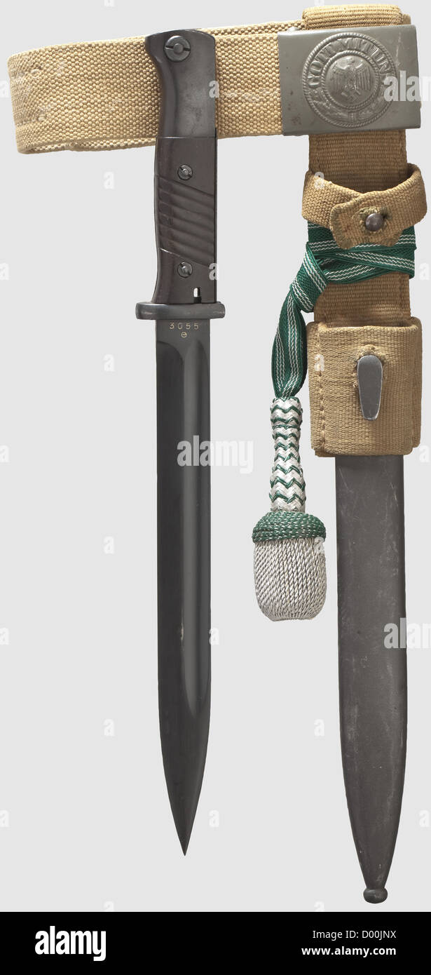 Un modèle à baïonnette 84/98 III avec troddel et courroie, fabricant Ernst Pack & Sons, Solingen, Nr 3055 e lame brunie, numérotée avec marque de fabricant. Hile bruni avec plaques de préhension Bakelite brun noir, acceptation Wehrmacht. Fourreau en acier phosphaté gris-vert assorti avec trobdel NCO, grenouille tissée et courroie(fabricant Berg U. Nolte AG, Lüdenscheid 1942). Les pièces en acier ont légèrement disparu. Longueur 38.8 cm,historique,historique,années 1930,20e siècle,armée,armées,forces armées,militaires,militaro,objet,objets,alambics,coupures,coupures,couper-ou,droits additionnels-Clearences-non disponible Banque D'Images