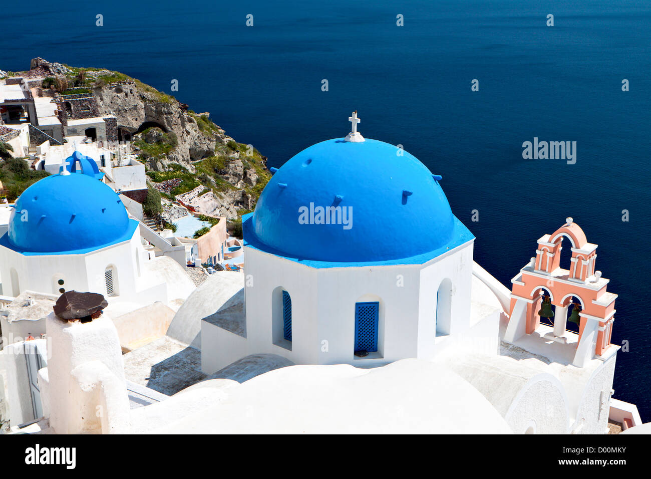 L'île de Santorin à la mer Egée en Grèce. Célèbre station balnéaire méditerranéenne Banque D'Images