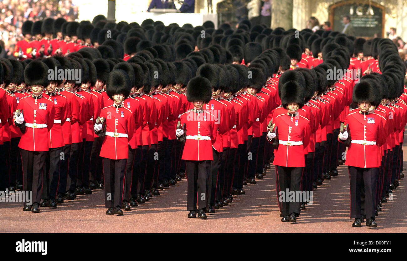 La Queen's Guard parade lors des funérailles de la Reine Mère, Londres, Angleterre, Royaume-Uni Banque D'Images