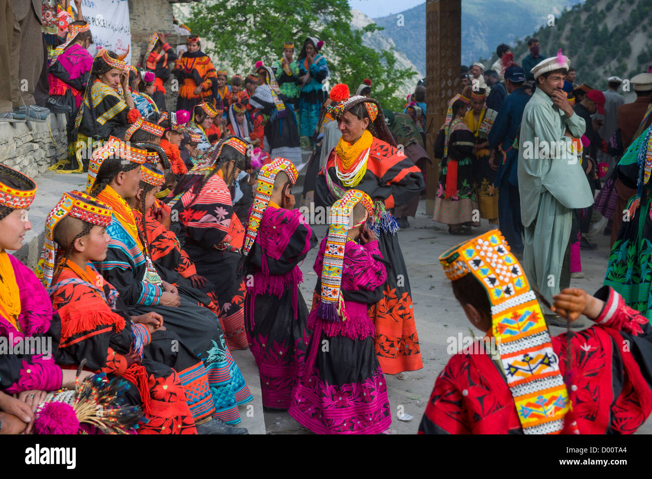Kalash les femmes et les filles à l'Charso Village Grum (danse), Kalash Joshi (Fête du Printemps), la vallée de Rumbur, Chitral, Khyber-Pakhtunkhwa, Pakistan Banque D'Images