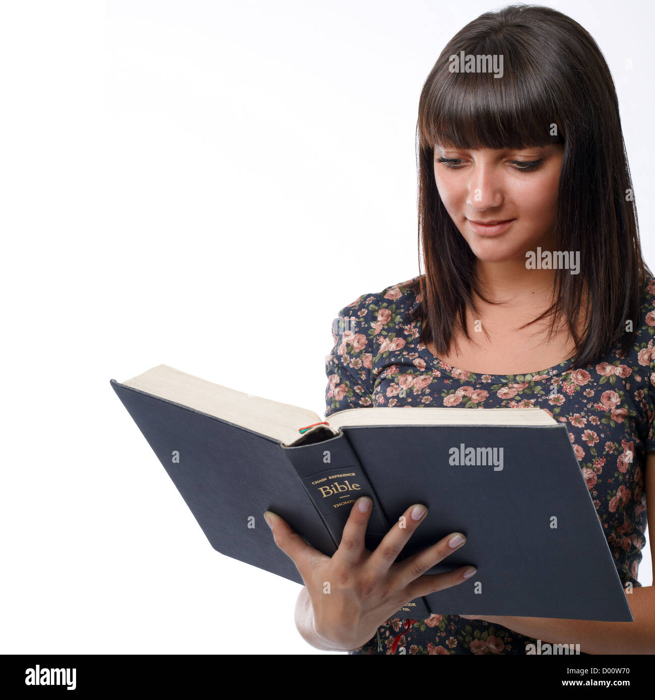 Portrait d'une jeune femme lisant la Bible Banque D'Images