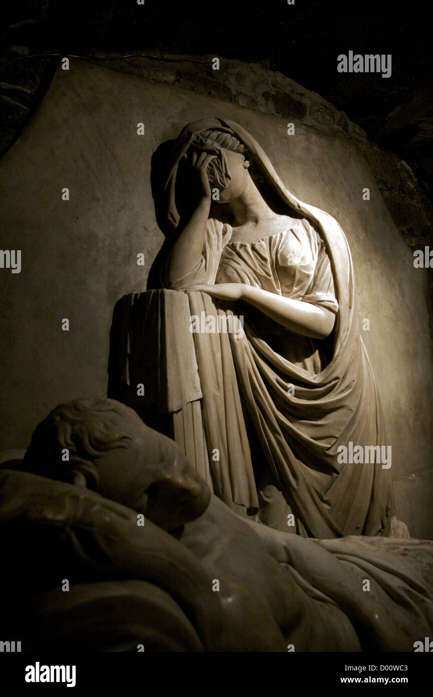 Classique en marbre blanc statue de femme pleurer Banque D'Images