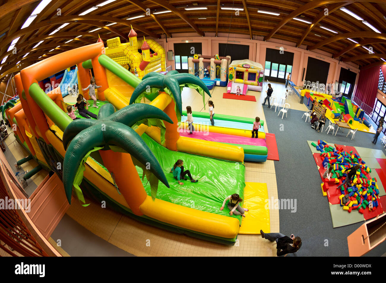Structures gonflables (château gonflable type) pour les enfants dans une fête foraine. Banque D'Images