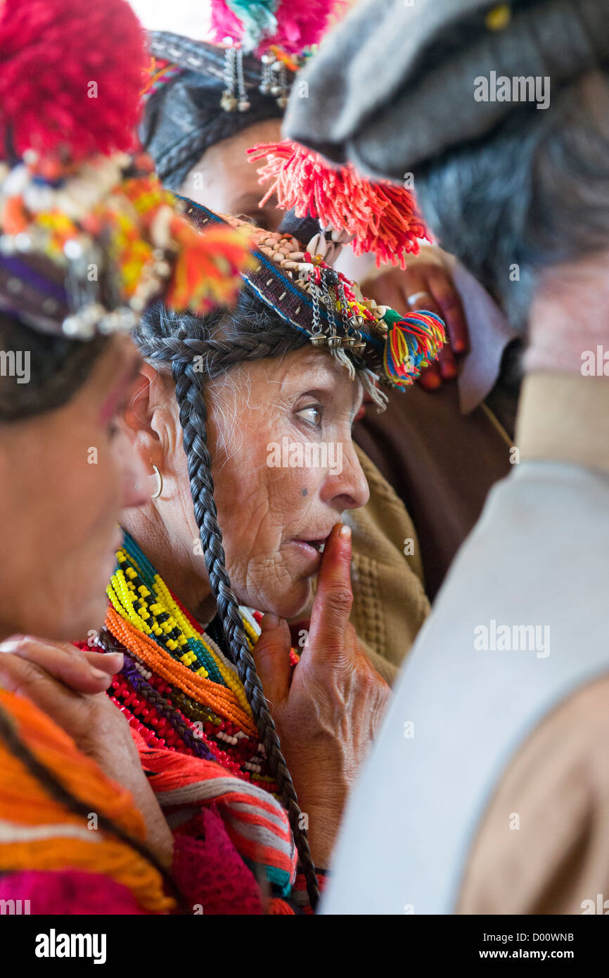 Femme Kalash aîné à écouter des histoires de l'histoire, au peuple kalash Joshi (Fête du Printemps), la vallée de Rumbur, Chitral, Khyber-Pakhtunkhwa, Pakistan Banque D'Images