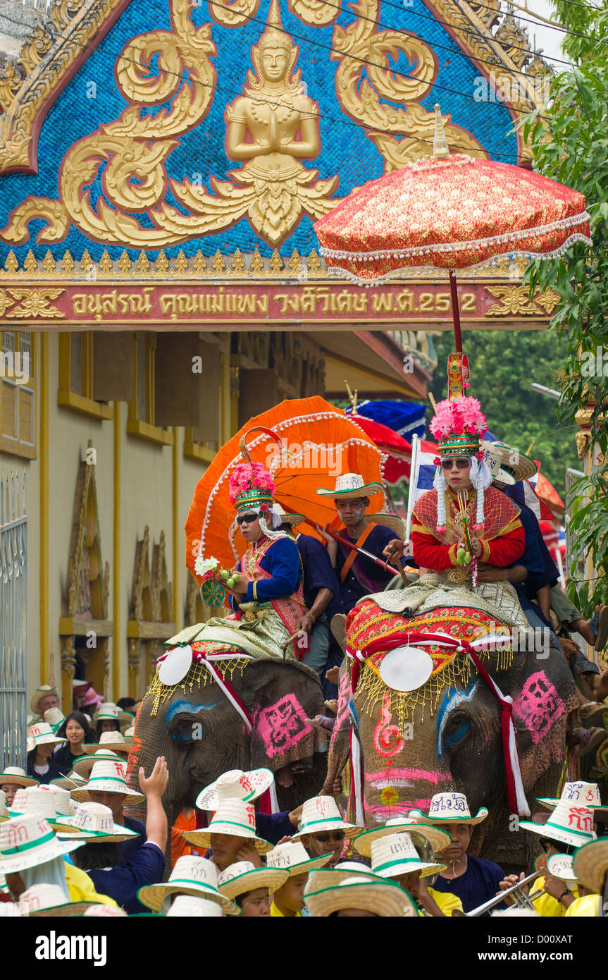 Procession d'éléphants par les portes du Wat Hat Siao, cérémonie d'Ordination de l'éléphant, Sukhothai, Thaïlande Banque D'Images