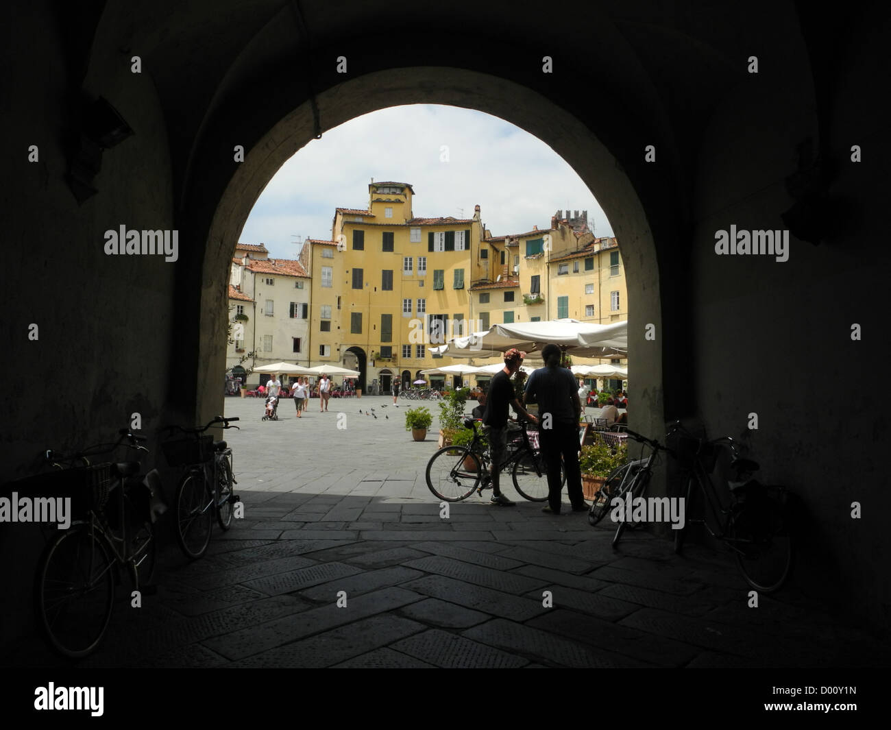 Archway menant à la Piazza Anfitheatro Lucca Toscane Italie Banque D'Images