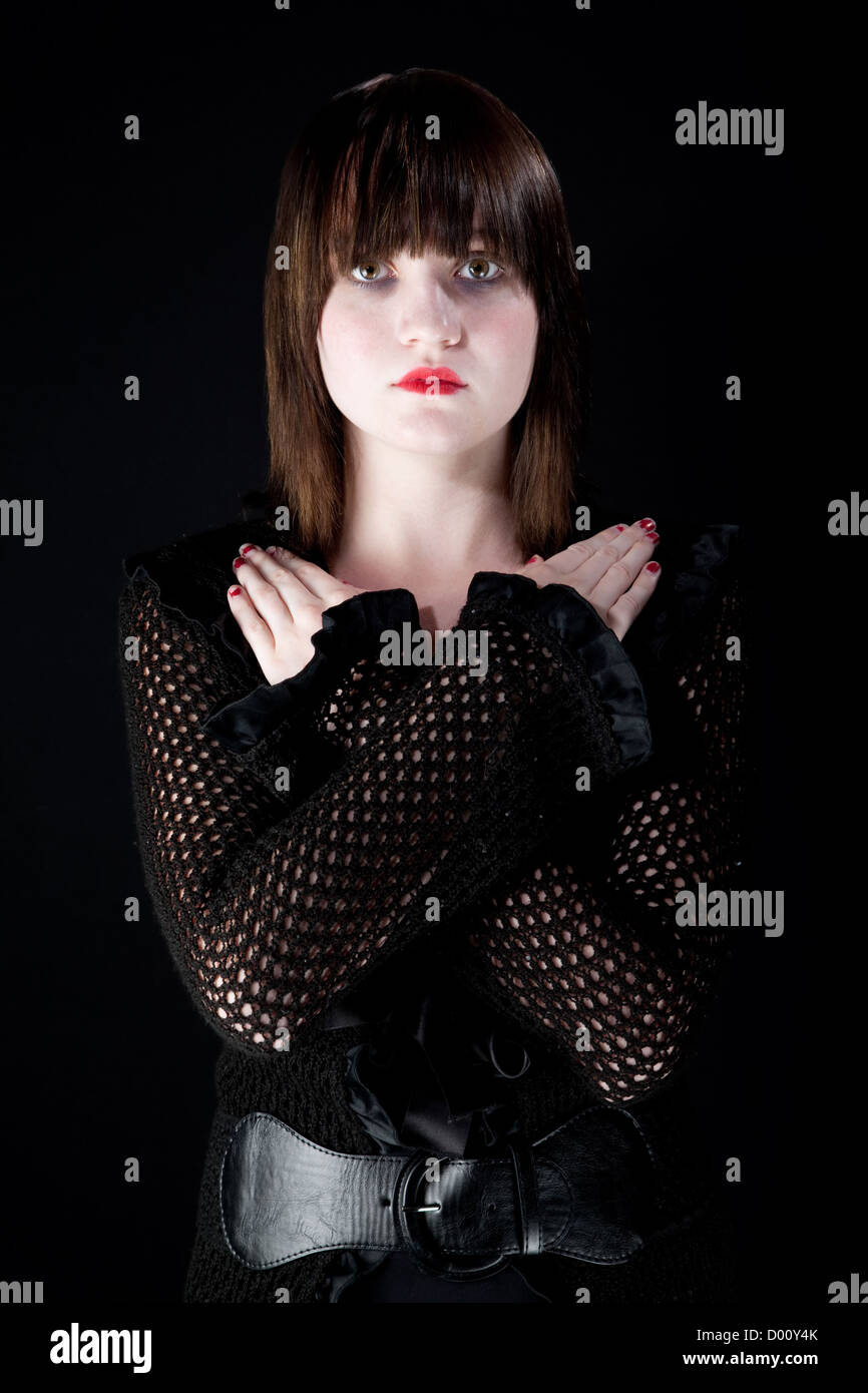 Goth girl à poser avec les bras sur sa poitrine Banque D'Images