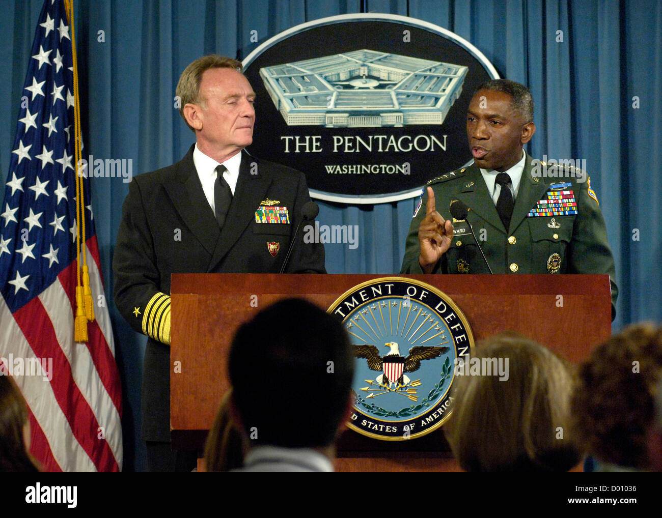 Nous commandant Naval Forces Europe Adm. Henry Ulrich (à gauche), commandant de l'US Africa Command et le lieutenant-général William E. Ward bref reporters dans le Pentagone le 15 octobre 2007. Le Secrétaire à la défense, Leon Panetta a rétrogradé Ward le 13 novembre 2012 accusé de dépenser des milliers de dollars pour des frais de voyage et autres dépenses non autorisées Banque D'Images