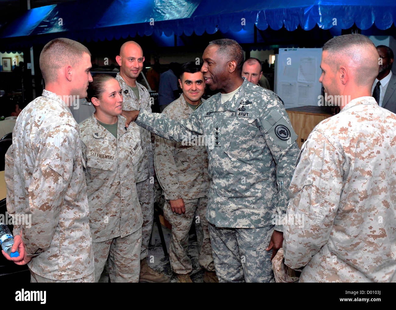 Général de l'Armée américaine William Kip Ward, Commandant de l'US Africa Command Marines accueille au Camp Lemonnier, 19 août 2010 à Djibouti. Le Secrétaire à la défense, Leon Panetta a rétrogradé Ward le 13 novembre 2012 accusé de dépenser des milliers de dollars pour des frais de voyage et autres dépenses non autorisées Banque D'Images