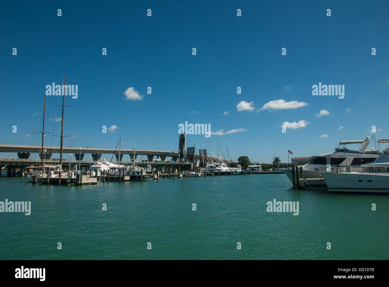 Le centre-ville de Miami comme vu de Biscayne Bay Banque D'Images Le centre-ville de Miami comme vu de Biscayne Bay Banque D'Images