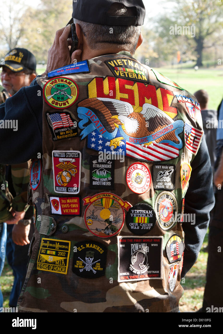 L'USMC ancien combattant qui porte une veste ornée de taches et de souvenirs militaires Banque D'Images