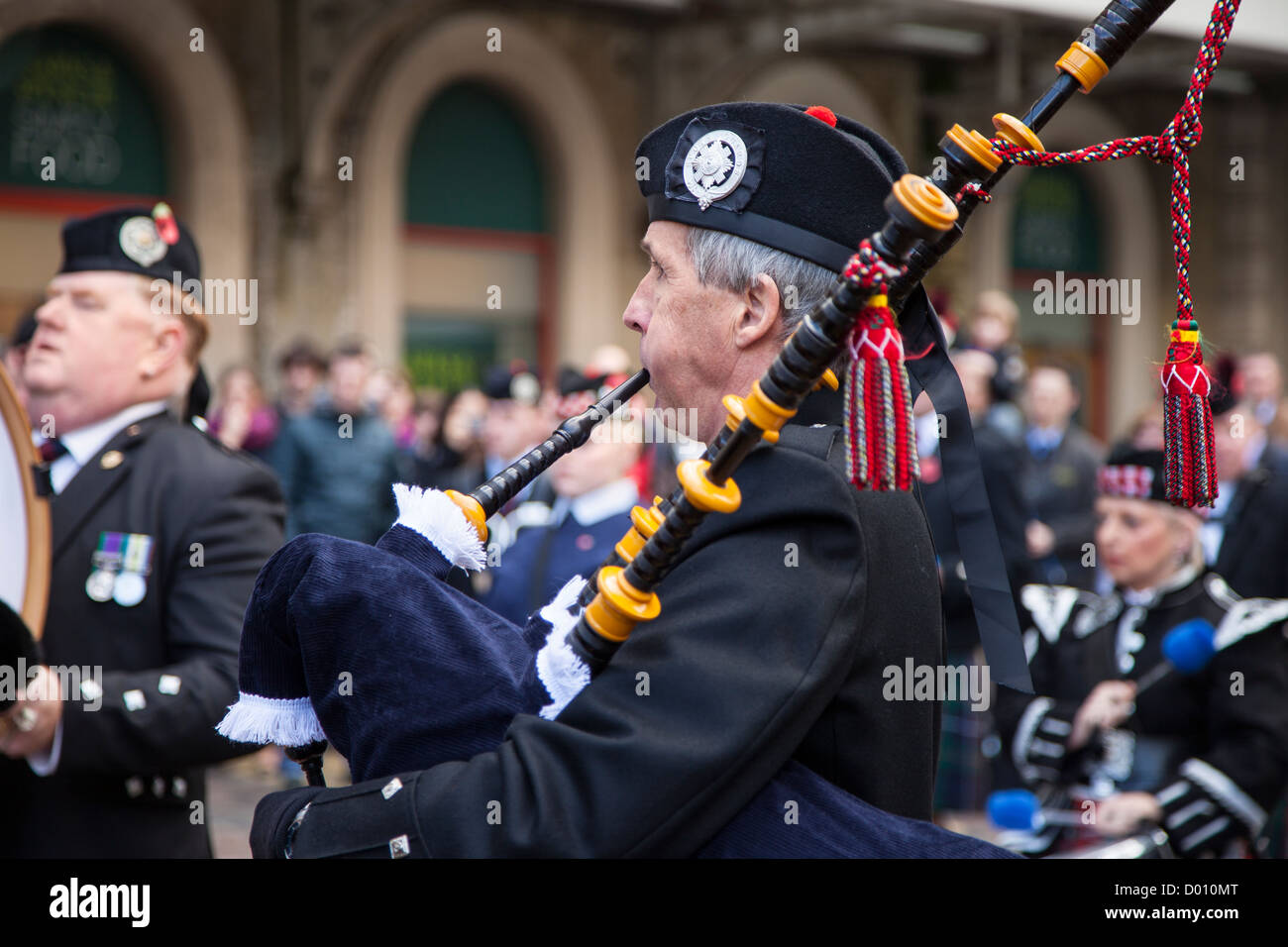 Les membres d'une bande de cornemuses des Highlands écossais, London England, UK Banque D'Images