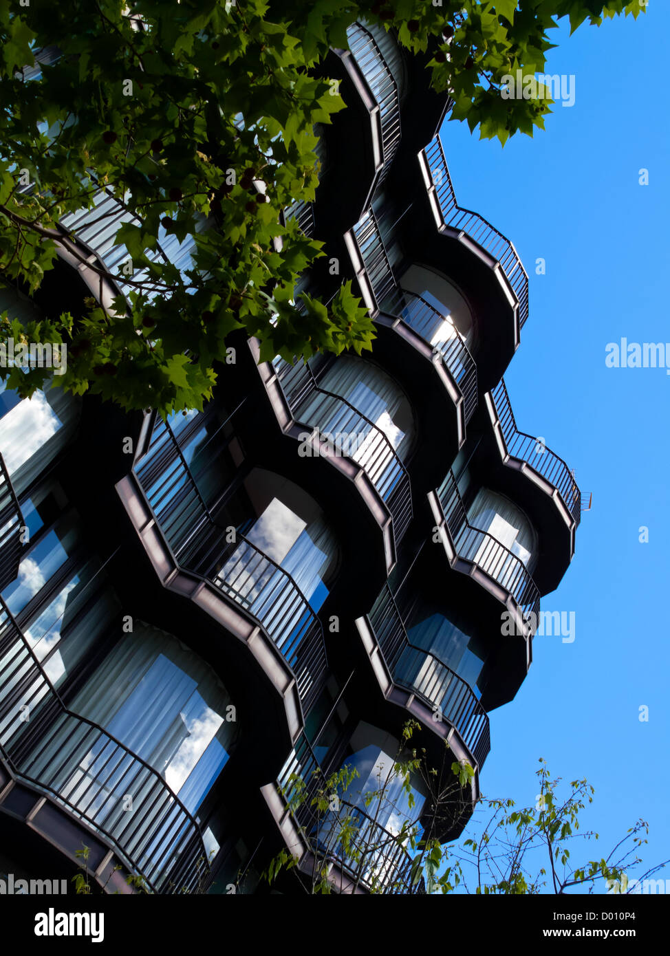 Voir à jusqu'à Windows sur un bâtiment moderne typique inspiré par Antoni Gaudi dans le centre-ville de Barcelone Catalogne Espagne Banque D'Images