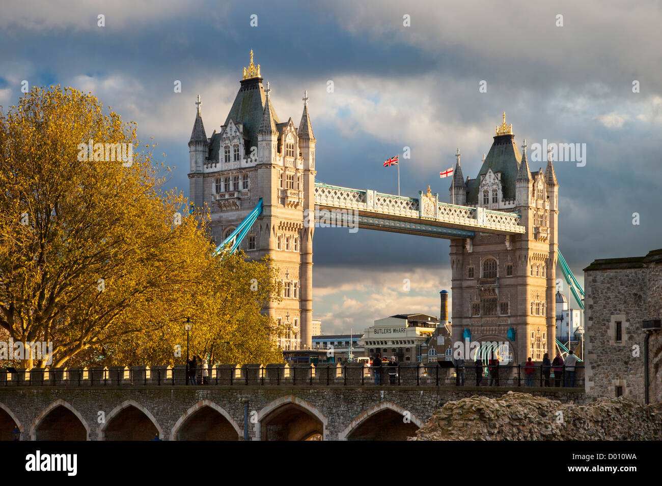 Vue sur le Tower Bridge à partir de l'intérieur de la Tour de Londres, Londres, Angleterre, RU Banque D'Images Vue sur le Tower Bridge à partir de l'intérieur de la Tour de Londres, Londres, Angleterre, RU Banque D'Images