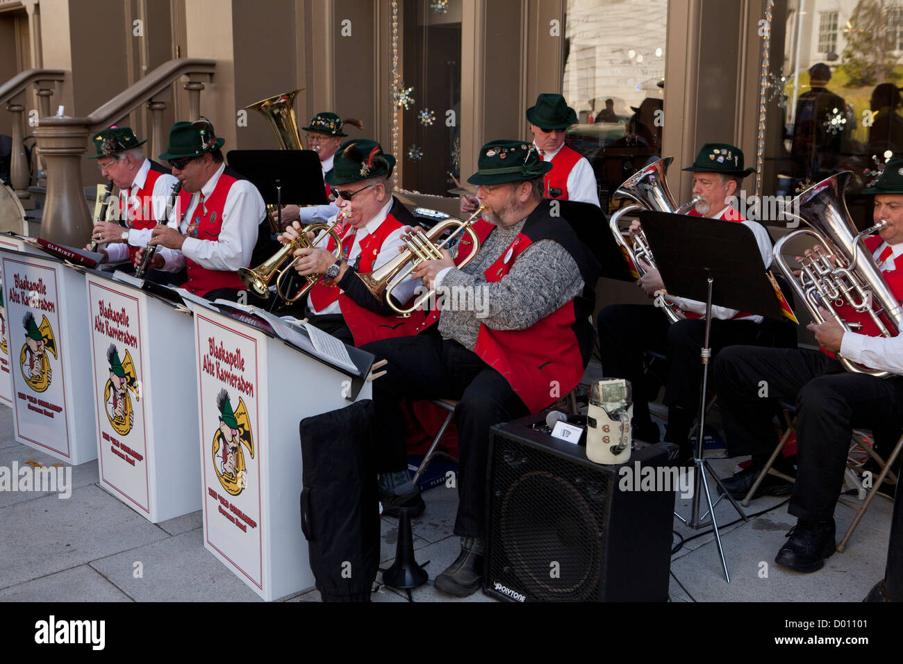 La musique traditionnelle allemande groupe jouant à l'extérieur Banque D'Images