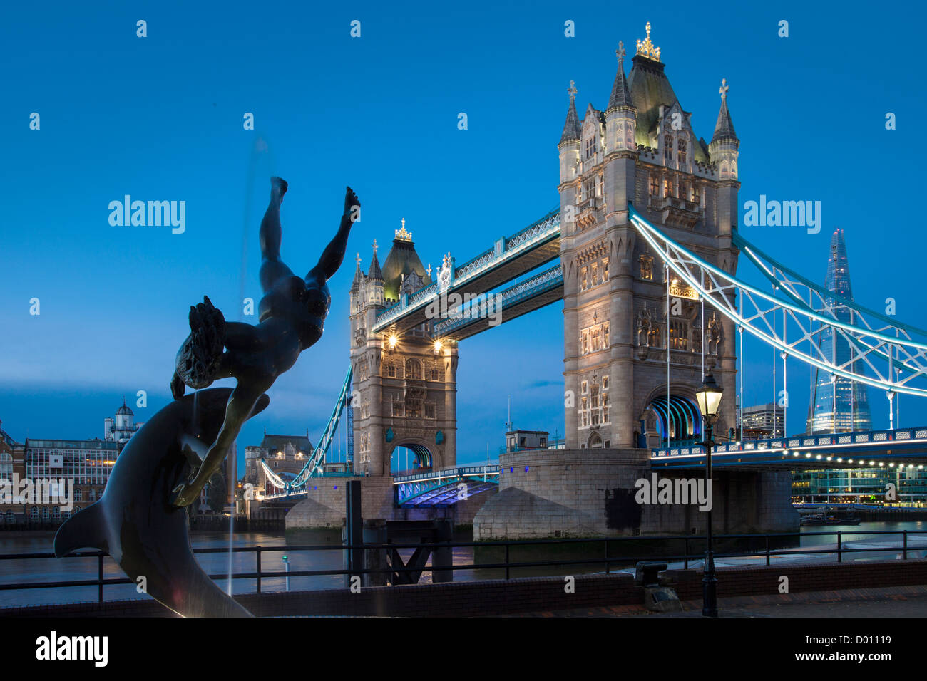 David Wynne's Girl avec un dauphin statue en dessous de la Tower Bridge, Londres, Angleterre, RU Banque D'Images