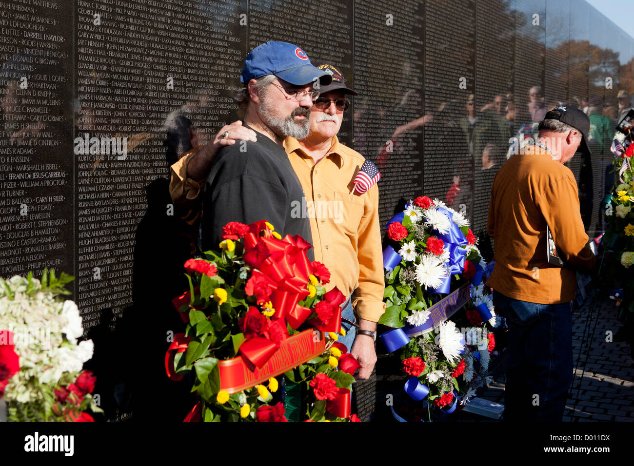 Anciens combattants posent pour une photo devant le Monument commémoratif de guerre du Vietnam - Washington, DC Banque D'Images