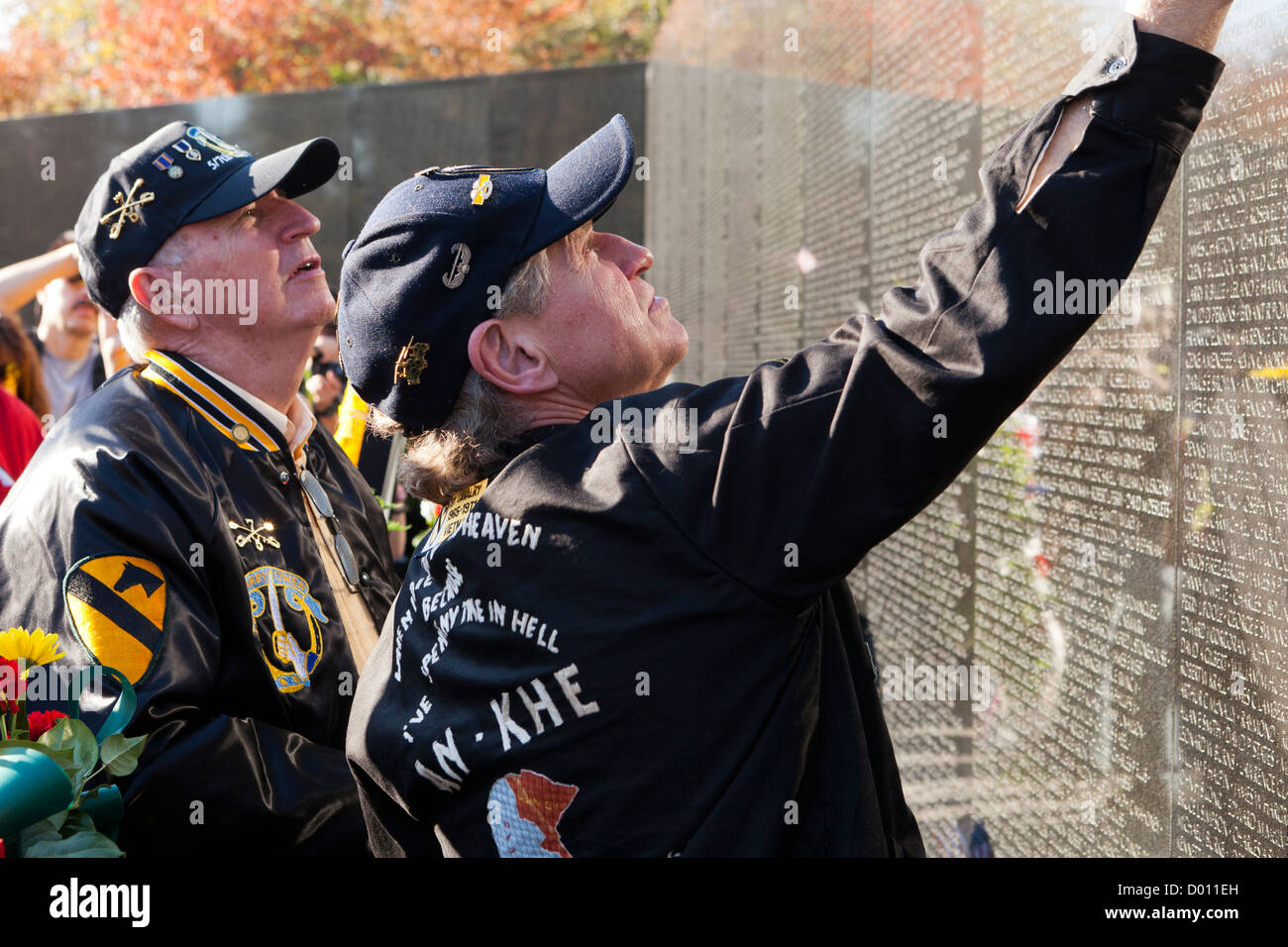 Les anciens combattants à la recherche de noms dans la guerre du Vietnam Memorial - Washington, DC Banque D'Images