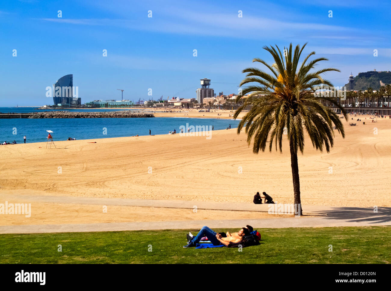 La plage de Barceloneta Port Olimpic Barcelona La Catalogne Espagne qui a été largement développé pour les Jeux Olympiques de 1992 Banque D'Images