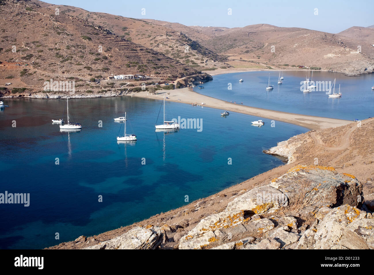 Vue de dessus du grec avec baies pittoresques bateaux blancs Banque D'Images