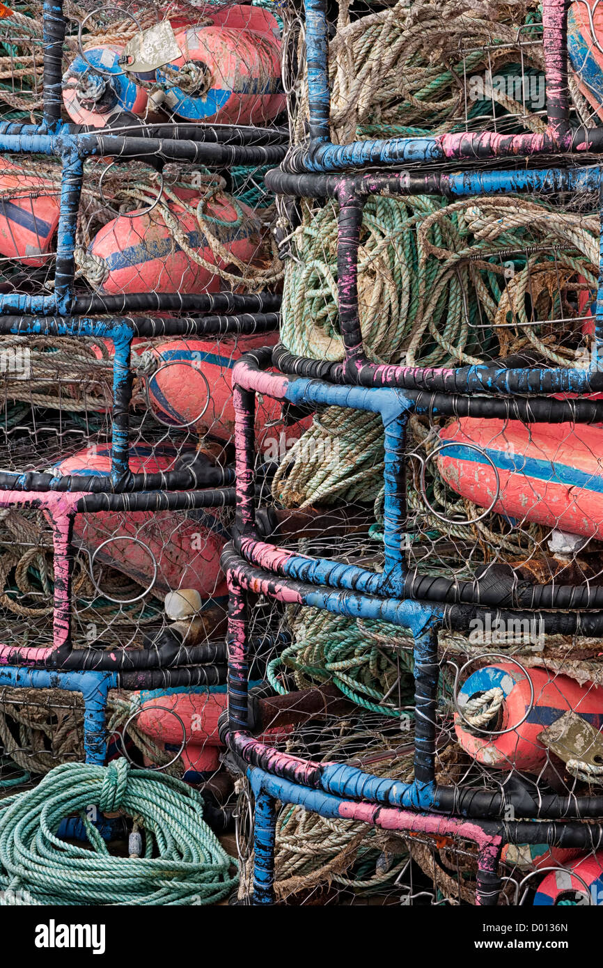 Des piles de pièges à crabes colorés à l'Oregon's Yaquina Bay et Newport Pier. Banque D'Images