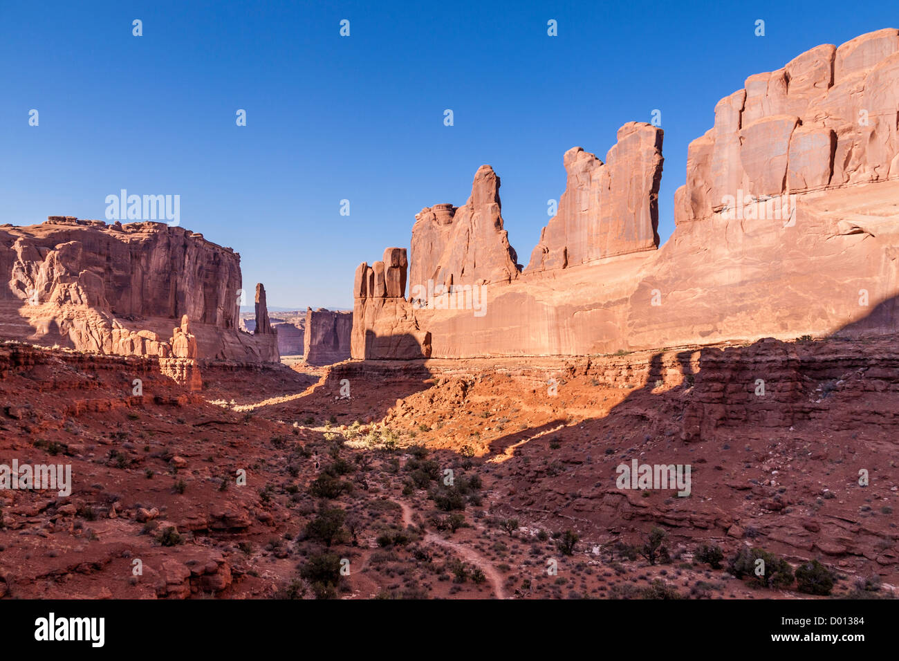 Lumière du soir sur les formations rocheuses de grès à « Park Avenue » dans le parc national d'Arches dans l'Utah. Banque D'Images