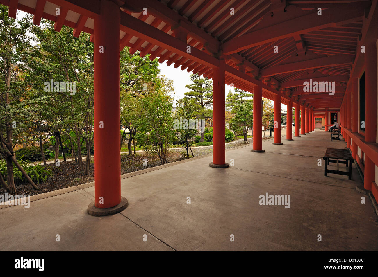 Partie du cloître ou allées couvertes au Temple Sanjusangendo à Kyoto, Japon Banque D'Images