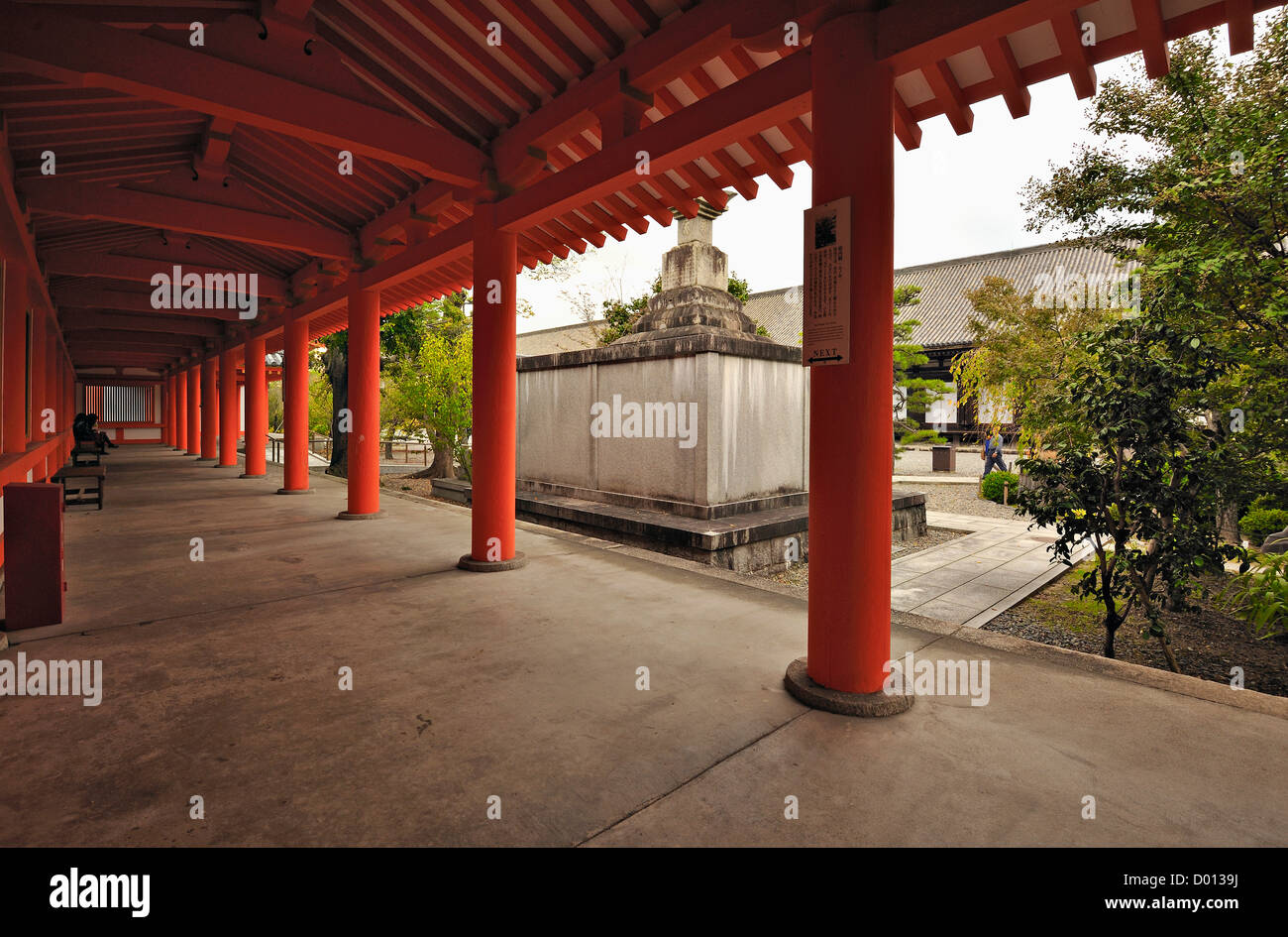 Partie du cloître ou allées couvertes au Temple Sanjusangendo à Kyoto, Japon Banque D'Images