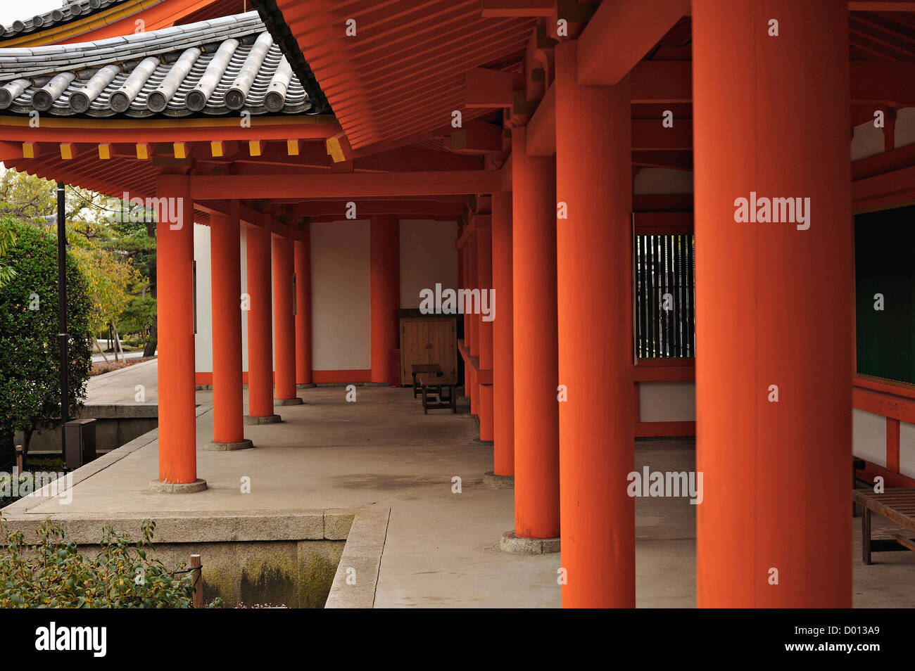 Partie du cloître ou allées couvertes au Temple Sanjusangendo à Kyoto, Japon Banque D'Images