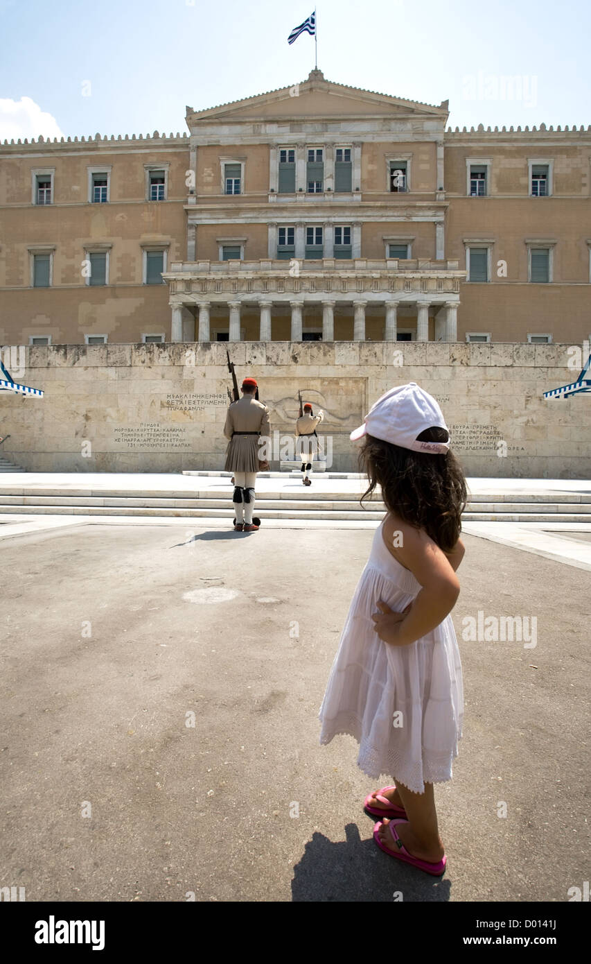 Changement de garde d'honneur avant que la Grèce le parlement à Athènes Banque D'Images