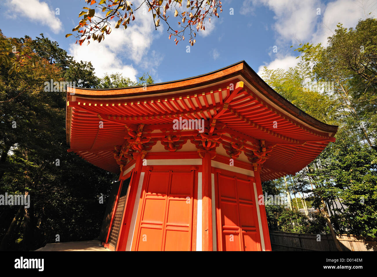 Pavillon hexagonal dans les arbres au temple Tōfuku-ji à Kyoto, Japon Banque D'Images
