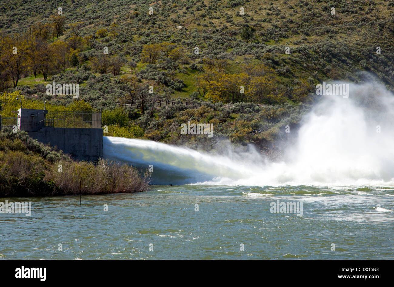 Libéré de l'eau du réservoir de Boise à Lucky Peak dam, New York, États-Unis. Banque D'Images