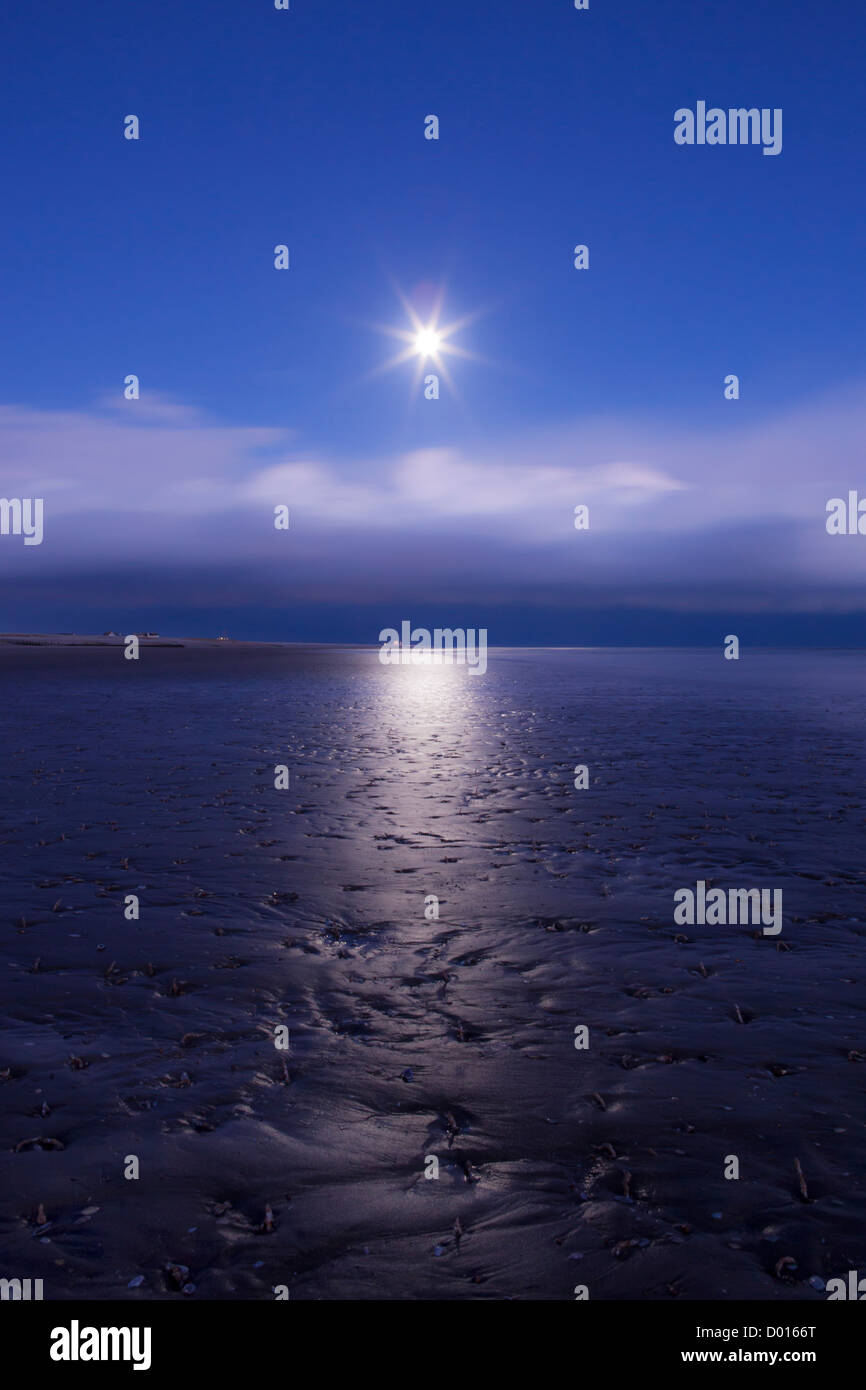 Lune Bleue - Plage de Camber - Sussex Banque D'Images
