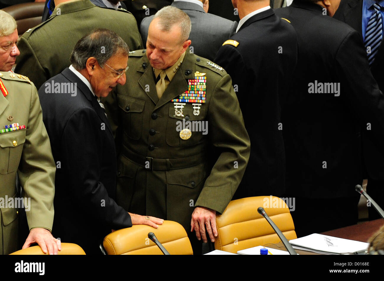 111006-F-RG147-087le secrétaire à la défense, Leon Panetta, entretiens avec le général John Allen, Marine américaine, International Security Assistance pour Banque D'Images