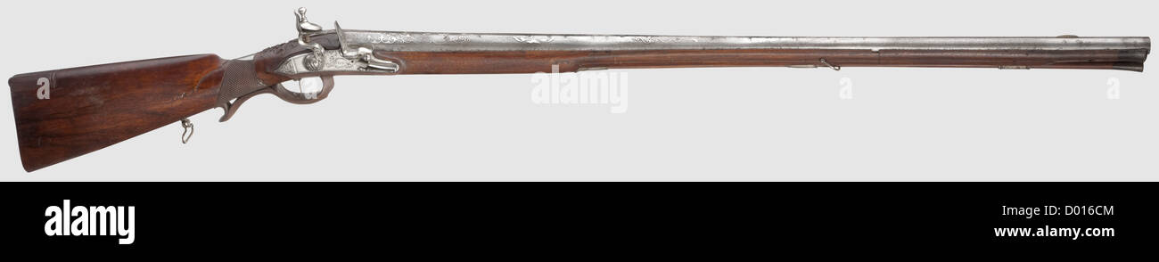 Un fusil de flotlock autrichien, Vienne, vers 1810. Ancien canon ottoman Damas avec alésage lisse en 16 mm (vers 1740), dessus de canon avec le modèle de scrollwork riche incrusté en argent, trait de laiton au-dessus de la culasse. La coupe de tang avec décor de rocaille. Couper et graver le verrou, la plaque de verrouillage marquée « Wien »/Vienna. Capuchin en noyer finement sculpté avec meubles en fer. Avant-bras ajouté, petit défaut sur la droite. Rampe en bois avec pointe de corne. Longueur 127 cm,historique,historique,19e siècle,18e siècle,civil armes,canon,armes,armes,armes,arme,bras,firea,droits additionnels-Clearences-non disponible Banque D'Images