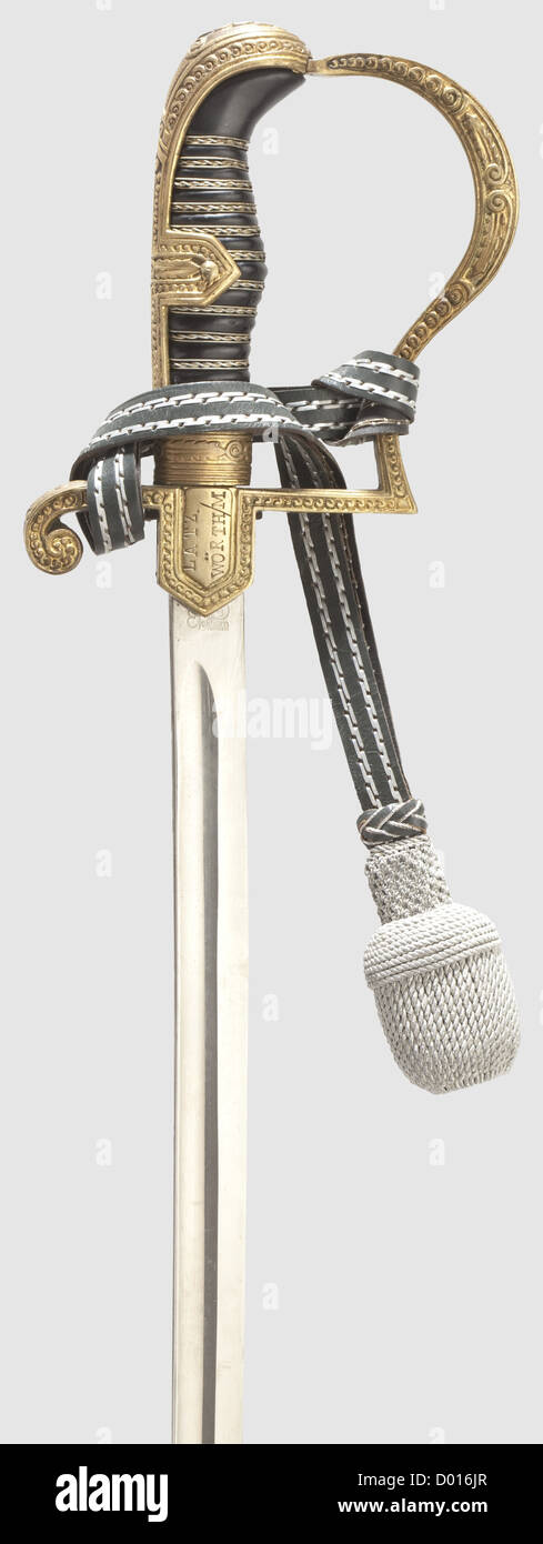 Un sabre « de dronnier » pour les officiers de l'armée avec le portépee, modèle numéro 1735 de la série de Maréchal de campagne d'Eickhorn magnifique lame nickelée avec le logo du fabricant sur le ricasso. Le noeud au niveau du porte-fusée est orné d'une décoration riche en relief. Le languet obverse montre un aigle de l'armée et l'inverse le nom frappé 'Latz. Worth/M. Poignée en plastique noir avec enroulement de fil. Fourreau en acier laqué noir (rayures légères/taches). Longueur 95 cm. Beau portépee d'officier, historique,historique,18ème siècle,armée,armées,forces armées,militaires,militaria,objet,objet,droits additionnels-Clearences-non disponible Banque D'Images