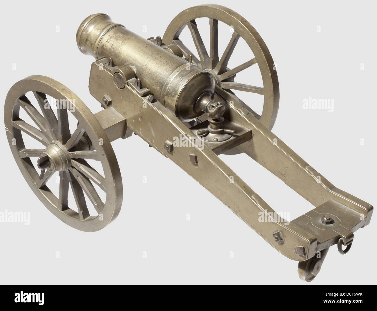 Un modèle de canon de terrain, style vers 1800. Corps en laiton robuste  segmenté par des gaines, avec alésage lisse de calibre 25 mm avec  tourillons sur les côtés, trou de contact