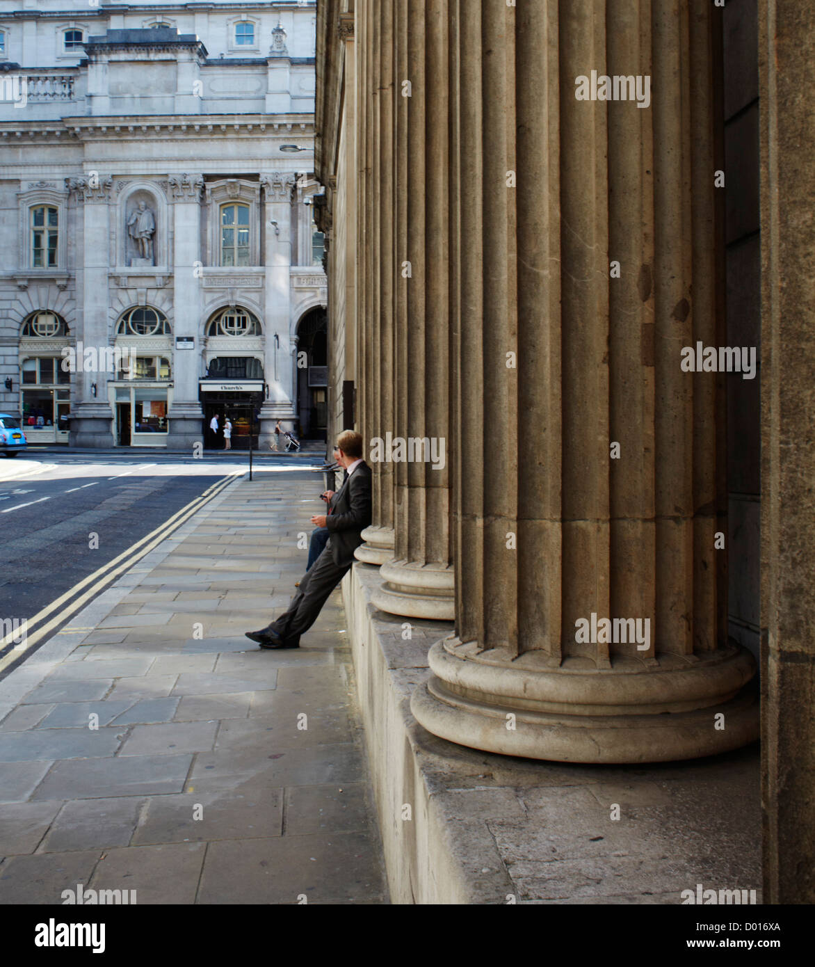 L'homme sur le téléphone à la Bank of England UK Banque D'Images