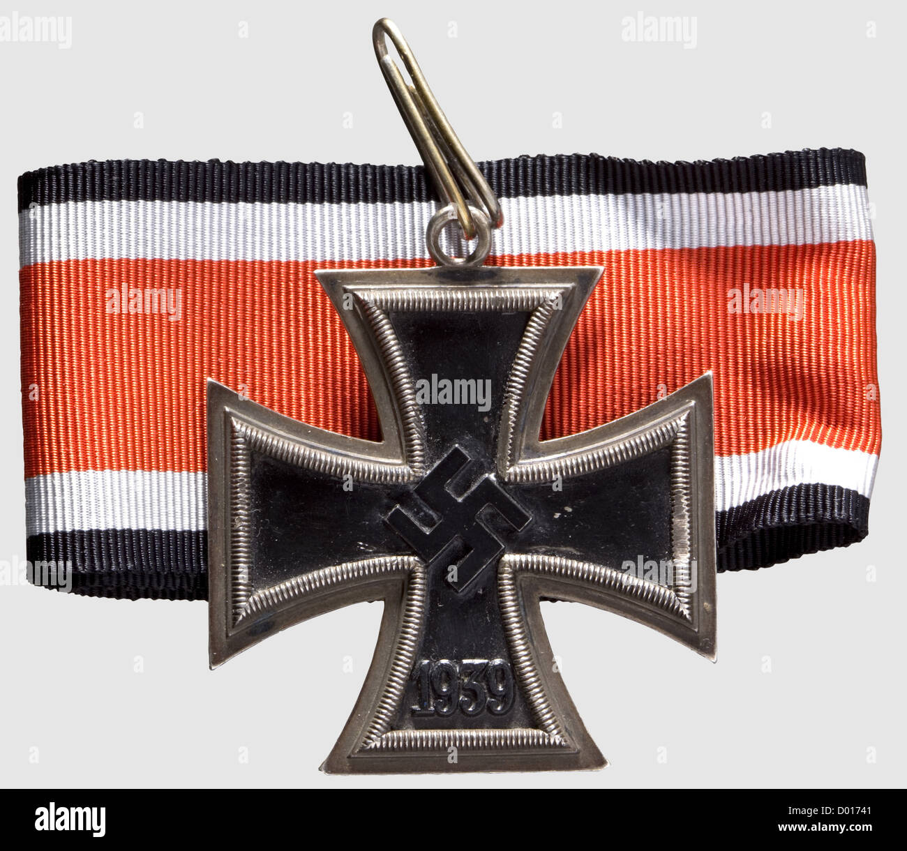 Une croix de chevalier de la croix de fer de 1939, noyau de fer noirci dans un cadre argenté marqué '800'. Production non désignée de 'Steinshauer & Lück' (Nie 7.03.08 d2). La swastika, bague de suspension et ruban récemment complété, historique, années 1930, 20e siècle, prix, prix, Reich allemand, troisième Reich, ère nazie, national-socialisme, objet, objets, photos, médaille, décoration, médailles, décorations, coupures, coupures, coupures, honneur, national-socialiste, nazi, période nazie, symbole, symboles, emblèmes, emblèmes-non disponibles, emblèmes-emblèmes-emblèmes-emblèmes-emblèmes-emblèmes-emblèmes-emblèmes-emblèmes-emblèmes-emblèmes-emblèmes-emblèmes-emblèmes-d'honneur-non-disponible Banque D'Images