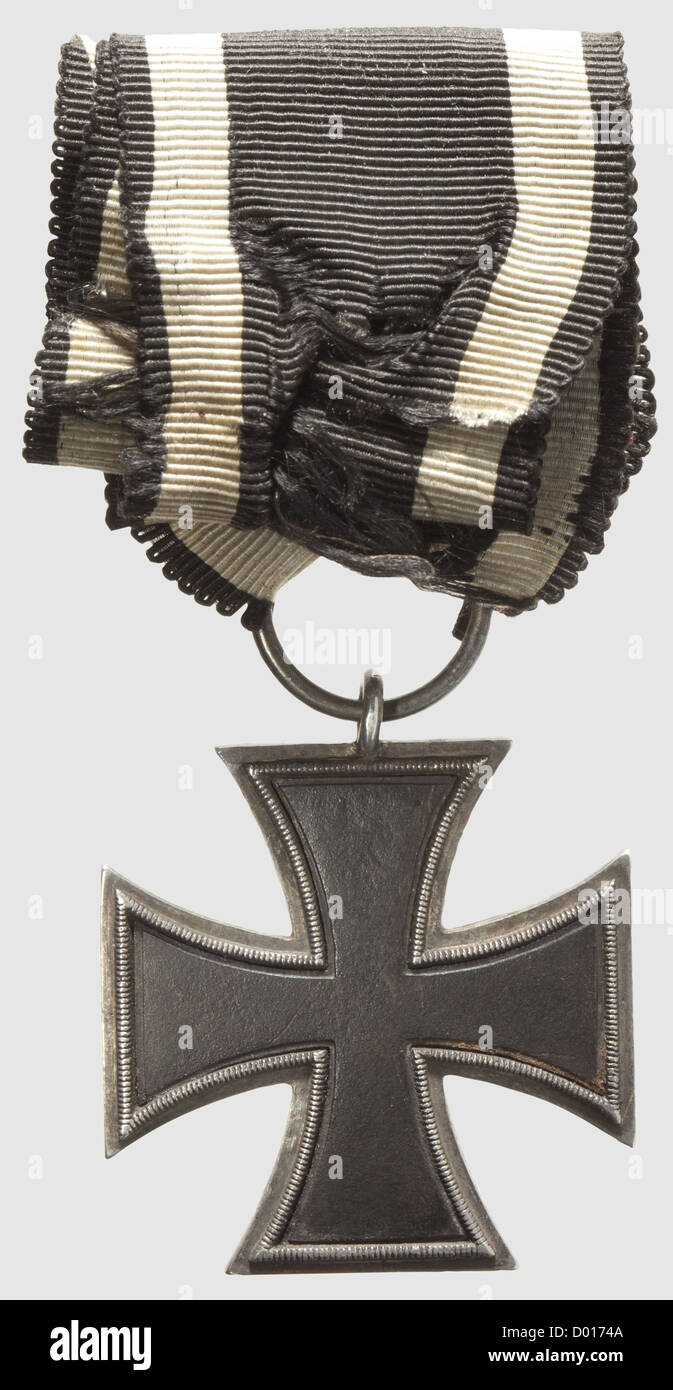 Une croix de fer de 1813, 2ème classe, variante avec cadre argenté monobloc solide et plaques de fer intégrées (?). Poids 20.68 g(sans bague),39 x 39 mm, épaisseur de bord 3 mm. Grand anneau de suspension avec une longue section de ruban ancienne, divisé en emplacements. Avec un avis d'expert de D. Niemann. Une correspondance comprenant 57 lettres (reliées en couverture) écrites par Leutnant Schiebler à son père concernant la campagne 1813/14 (26 janvier 1813 au 22 juin 1814) du Kaiser Franz Grenadier Regiment, anciennement le Grenadier Bataillon de Poméranie, avec un rang manuscrit, Additional-Rights-Clearences-not available Banque D'Images