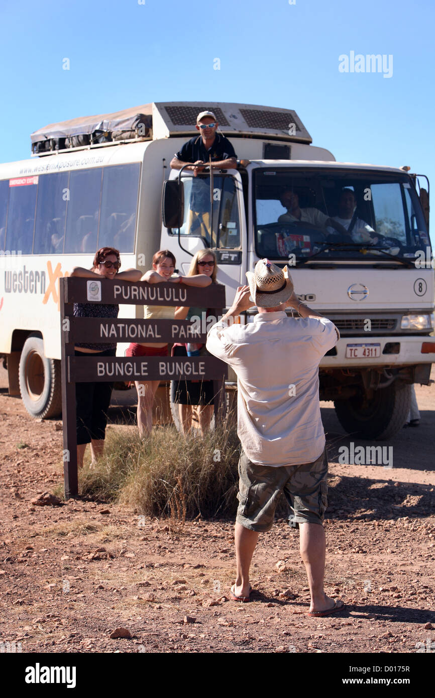 Outback touring. Le Parc National de Purnululu, Kimberley, en Australie occidentale. Banque D'Images