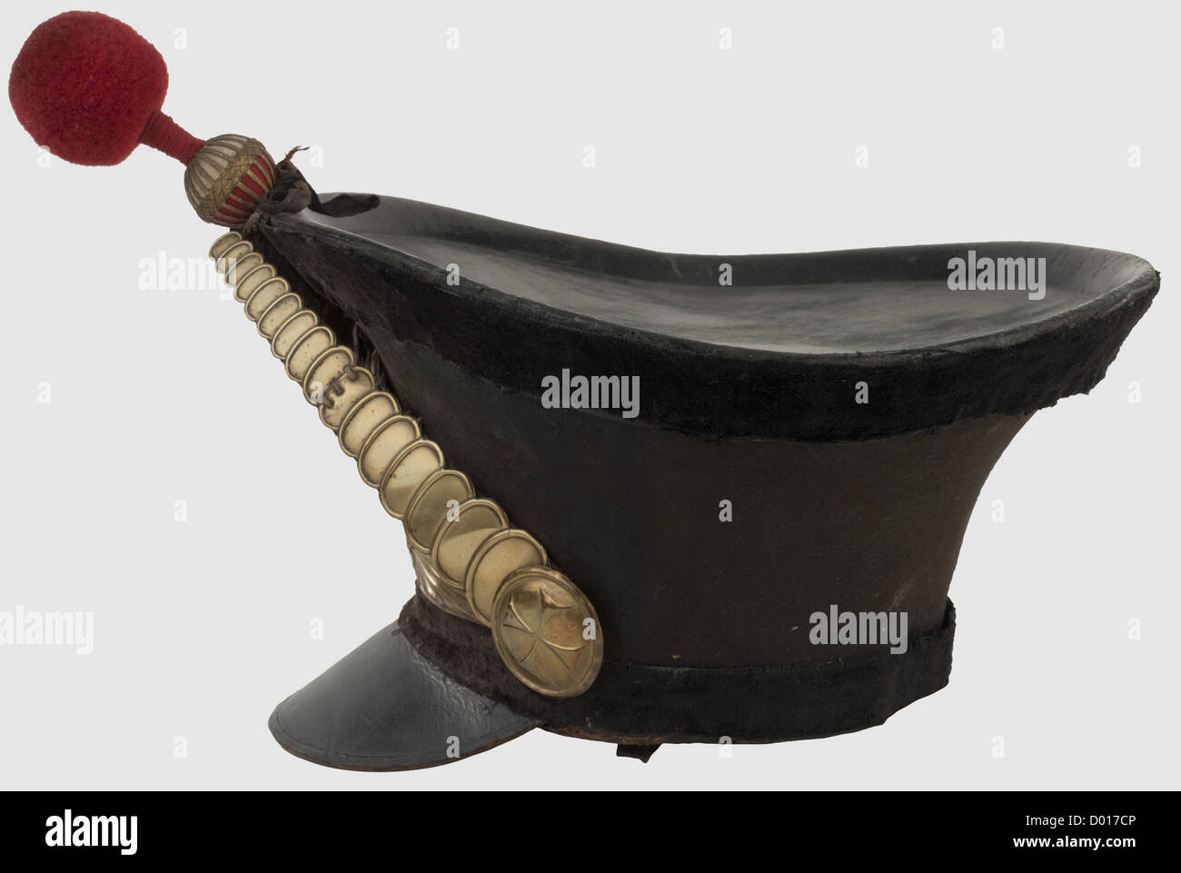 Un shako pour officiers, de la milice civile. Corps évasé en carton avec housse en soie originale, dessus en cuir et garniture en velours noir. Plaque solaire en laiton chargée d'une couche de bras au centre (production électroplaquée). Collier de métal estampé en laiton, sur les rosettes montrant la croix hanséatique. Laine rouge pompon. Doublure en cuir, historique, historique, 19e siècle, uniforme, uniformes, vêtements, tête de lit, têtes de lit, objet, objets, alambics, coupures, découpes, découpes, droits supplémentaires-Clearences-non disponible Banque D'Images