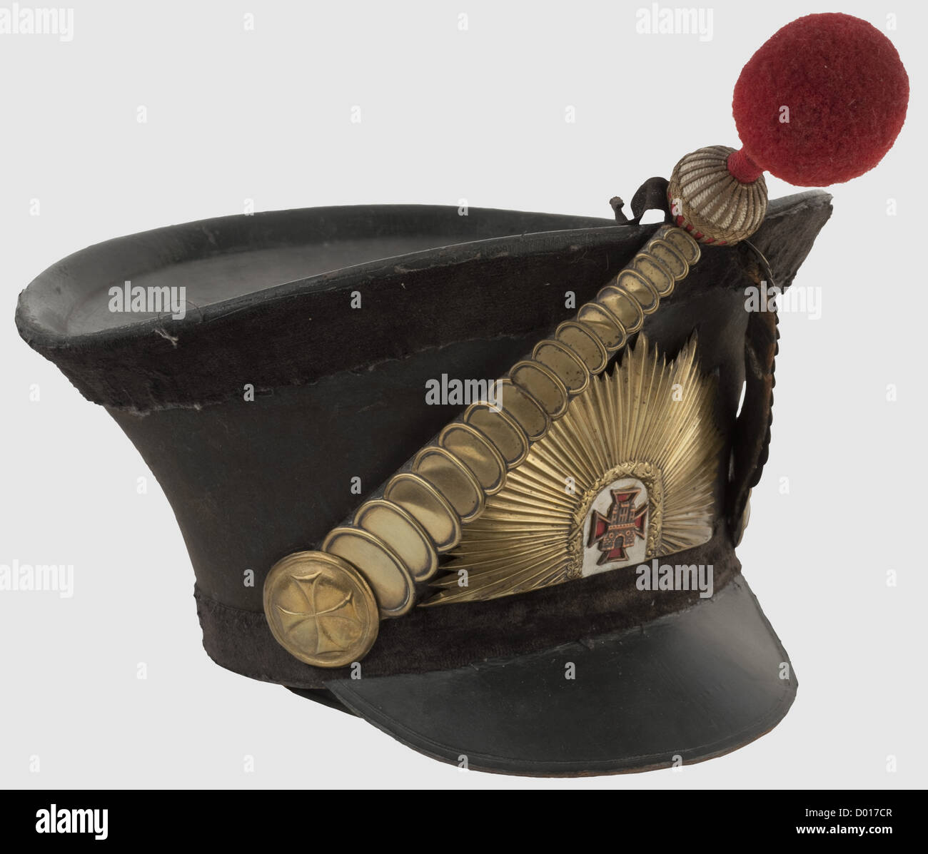 Un shako pour officiers, de la milice civile. Corps évasé en carton avec housse en soie originale, dessus en cuir et garniture en velours noir. Plaque solaire en laiton chargée d'une couche de bras au centre (production électroplaquée). Collier de métal estampé en laiton, sur les rosettes montrant la croix hanséatique. Laine rouge pompon. Doublure en cuir, historique, historique, 19e siècle, uniforme, uniformes, vêtements, tête de lit, têtes de lit, objet, objets, alambics, coupures, découpes, découpes, droits supplémentaires-Clearences-non disponible Banque D'Images