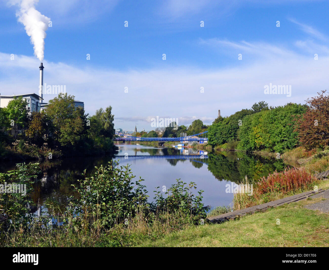 St Andrew's Suspension Bridge reliant Glasgow Green avec Adelphi Street dans le Gorbals de Glasgow en Écosse Banque D'Images