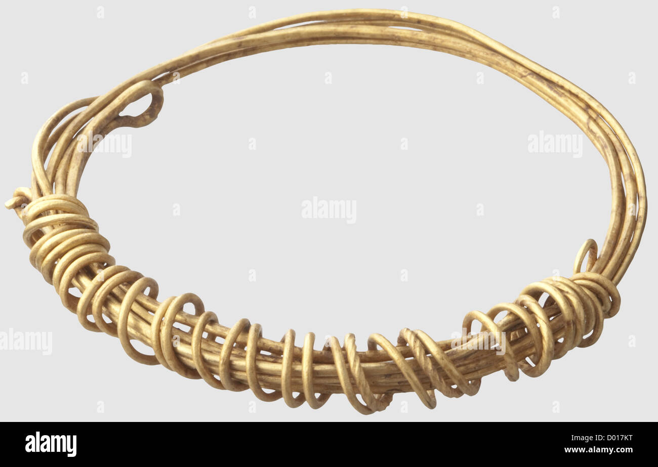 Un armlet d'or, Europe centrale, âge de bronze vers 1500 avant J.-C. Le brassard en fil d'or fonctionnait comme une seule pièce, un côté enroulé de manière hélicoïdale autour avec un fil d'or partiellement torsadé. Environ 6.2 cm de diamètre, poids 23.4 g, historique, historique, monde antique, monde antique, temps antique, objet, objets, alambics, coupure, découpe, découpes, bijoux, bijoux, droits additionnels-Clearences-non disponible Banque D'Images