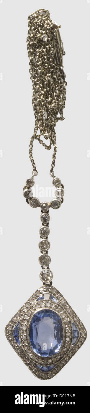 EVA Braun - suspension en forme de goutte de béryl et de diamant, or blanc, or jaune, béryl et diamants. Très bon travail de bijoutier, a mis un jour, un petit béryl manquant au sommet, de petits dommages aux béryles sur la droite. Longueur de suspension 50 mm, longueur totale 25.5 cm, poids 6.5 g. Cette suspension est connue sur de nombreuses photos d'Eva Braun à l'Obersalzberg. Cf. Ernst Baumann/Heinrich Hoffmann,Der Obersalzberg - Brennpunkt der Zeitgeschichte,Langen/Müller Verlag,Munich 1985,p. 200 en haut à gauche sur la photo avec le lapin. Aussi Johannes Frank,Eva Braun,Schü historique,,droits-supplémentaires-Clearences-non disponible Banque D'Images
